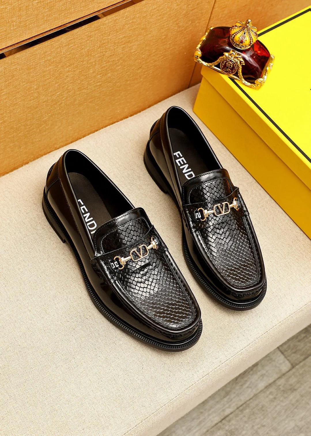 Men's shoes 💰460 💐 Product trademark: FENDI [Fendi] casual leather shoes Regular size: 38-44 (45🉑️customized) Product materials: Selected imported first-layer calfskin embossed upper + luxury hardware buckle, imported cow 🐂 lining. Strong three-dimensional visual effect, rubber outsole Color: 1⃣️color optional